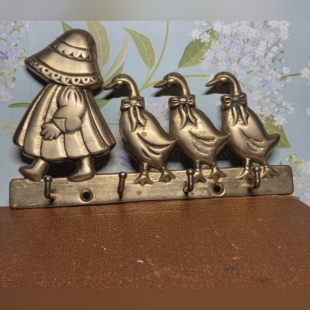 Vintage 1988 Upper Deck Brass Key Hook (4) Holder County Geese Child in Bonnet
